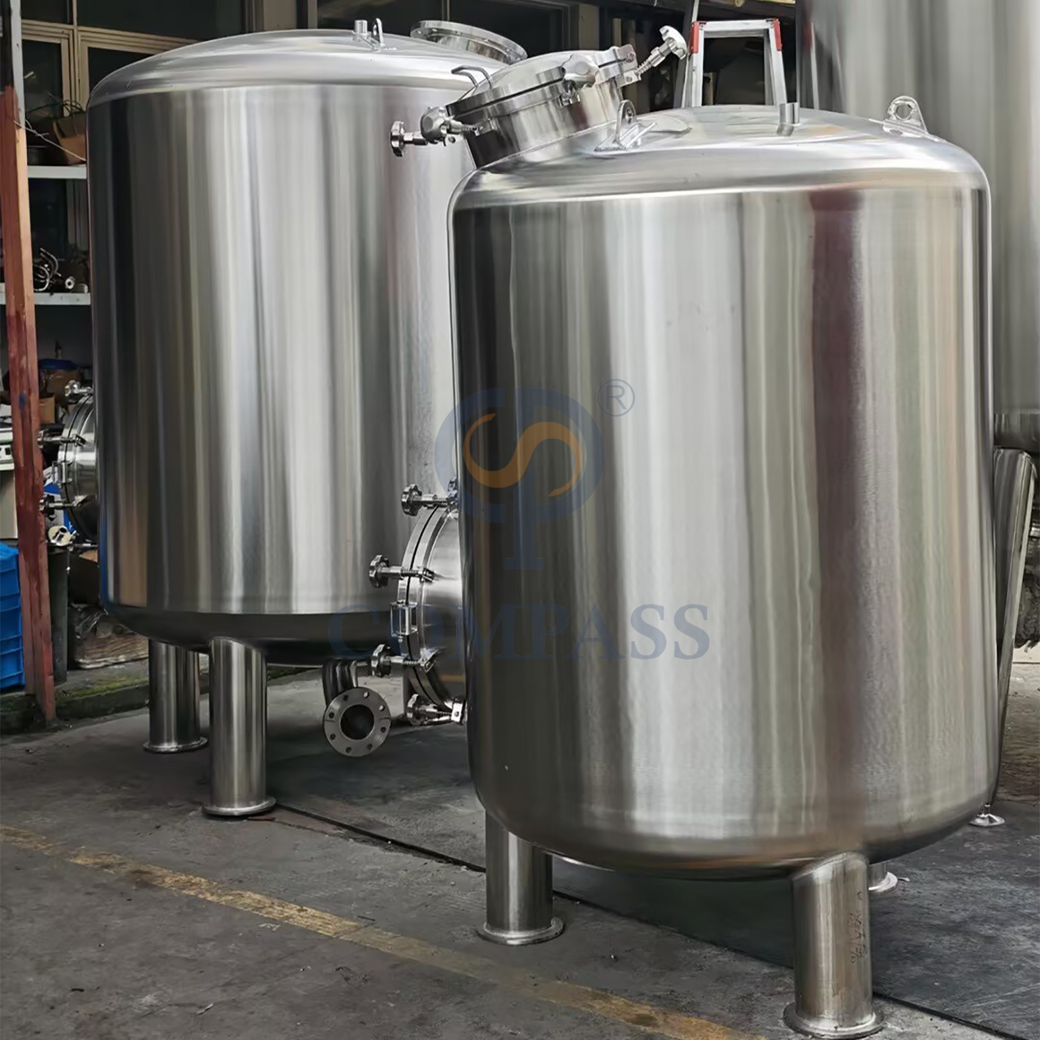 Nueva llegada tanque vertical de acero inoxidable de 1000 mm SS316L OEM tanques de filtro multimedia sanitarios de grado alimenticio con boca de presión