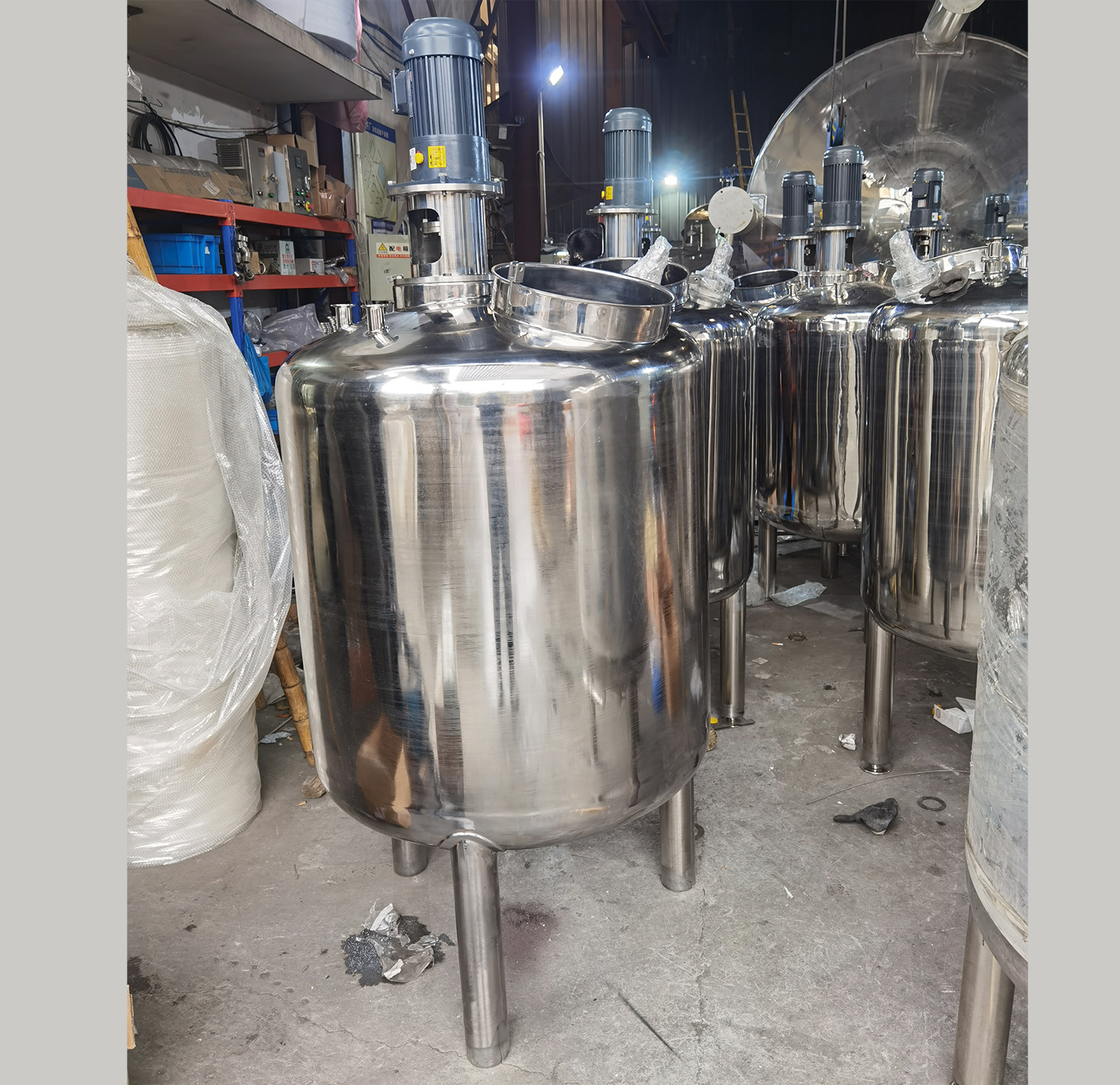 Tanque de fermentación higiénico sanitario de acero inoxidable SS304 de 2000L con tanques revestidos de enfriamiento de hoyuelos para bodega