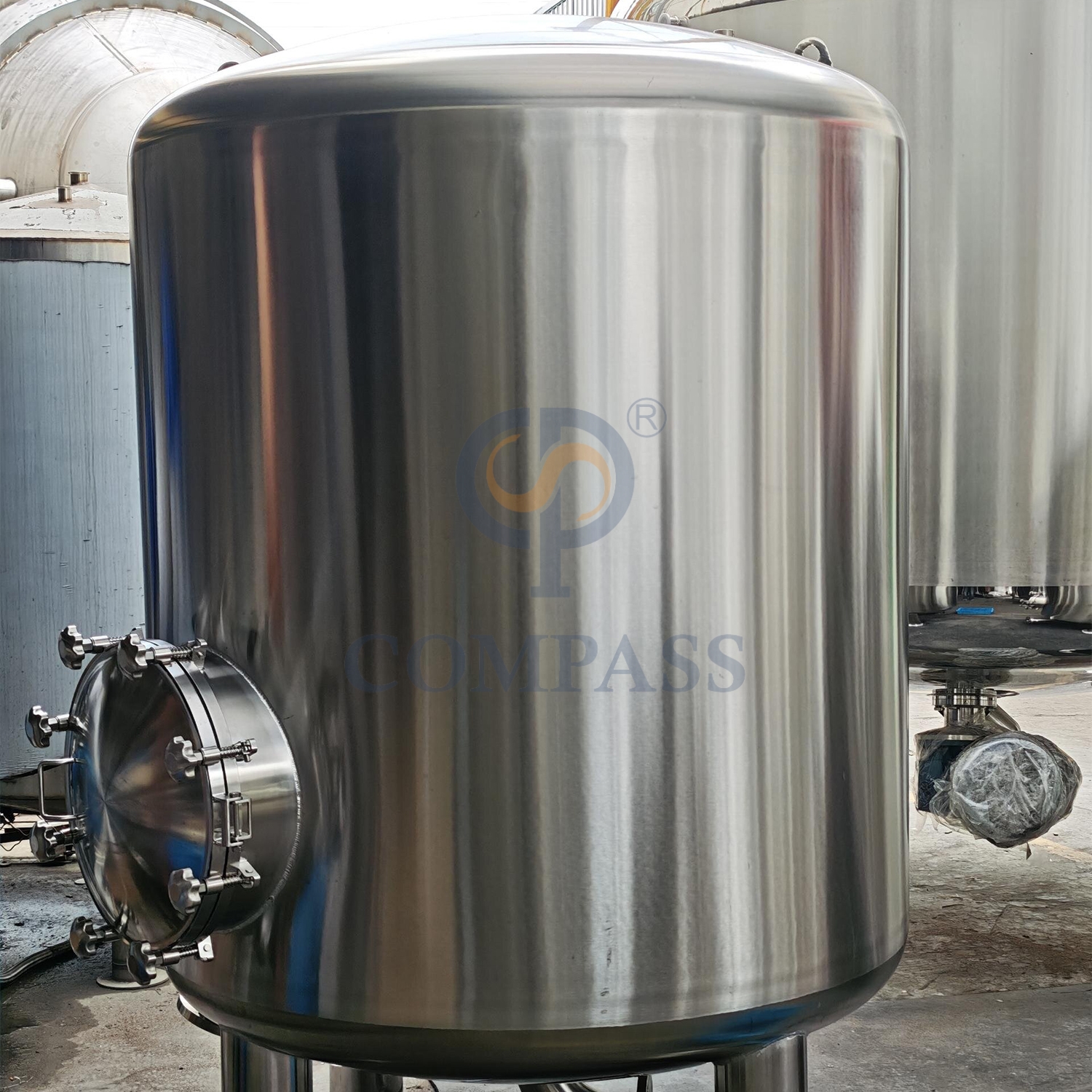Nueva llegada tanque vertical de acero inoxidable de 1000 mm SS316L OEM tanques de filtro multimedia sanitarios de grado alimenticio con boca de presión