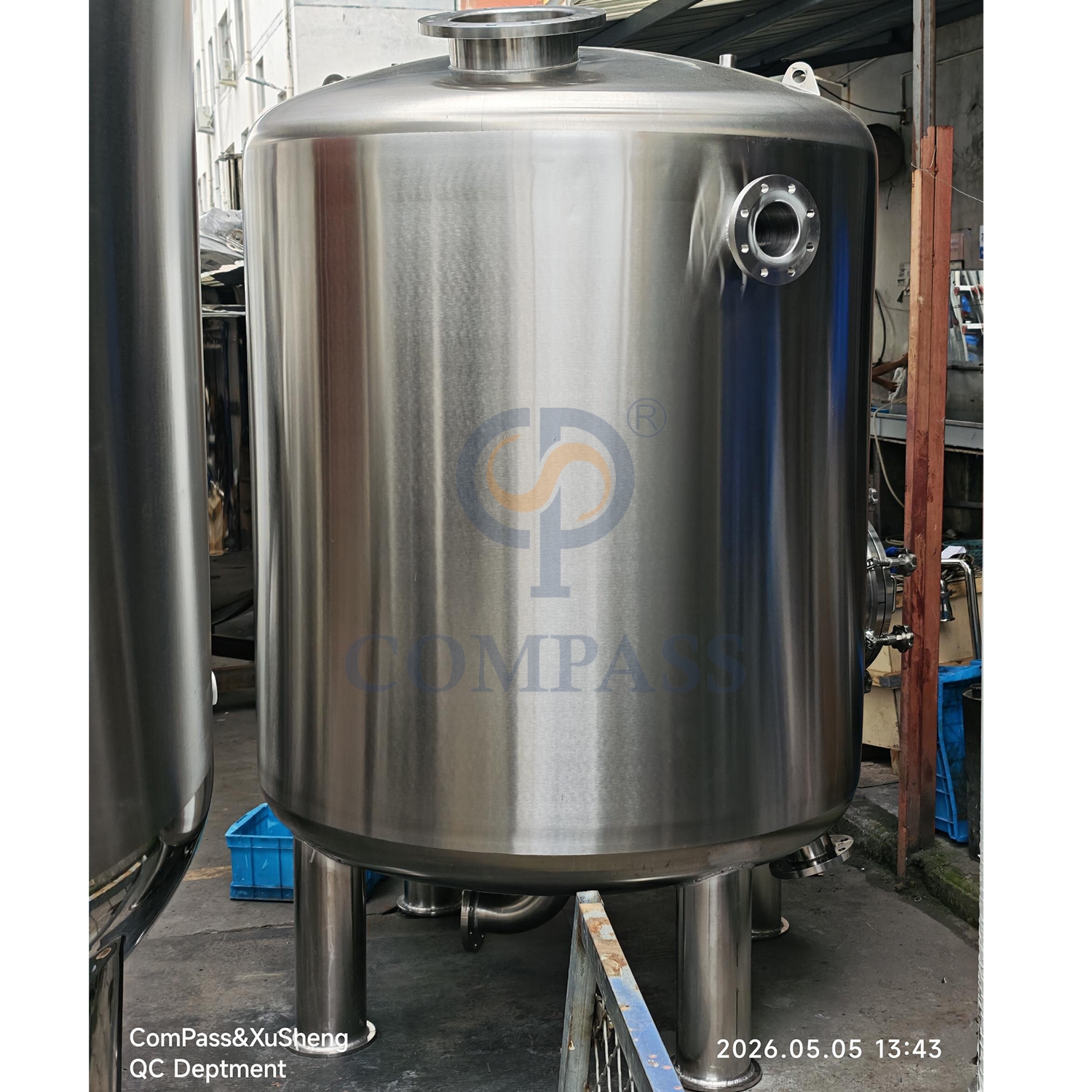 Nueva llegada tanque vertical de acero inoxidable de 1000 mm SS316L OEM tanques de filtro multimedia sanitarios de grado alimenticio con boca de presión