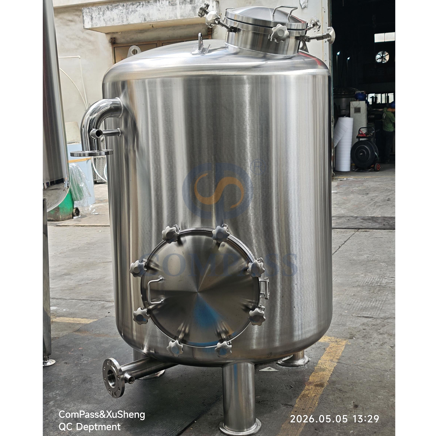 Nueva llegada tanque vertical de acero inoxidable de 1000 mm SS316L OEM tanques de filtro multimedia sanitarios de grado alimenticio con boca de presión