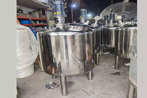 Tanque de mezcla homogeneizador de acero inoxidable con camisa de calentamiento y enfriamiento de etapa de alimentos de 500L con bomba de lóbulo y bomba emulsionante
