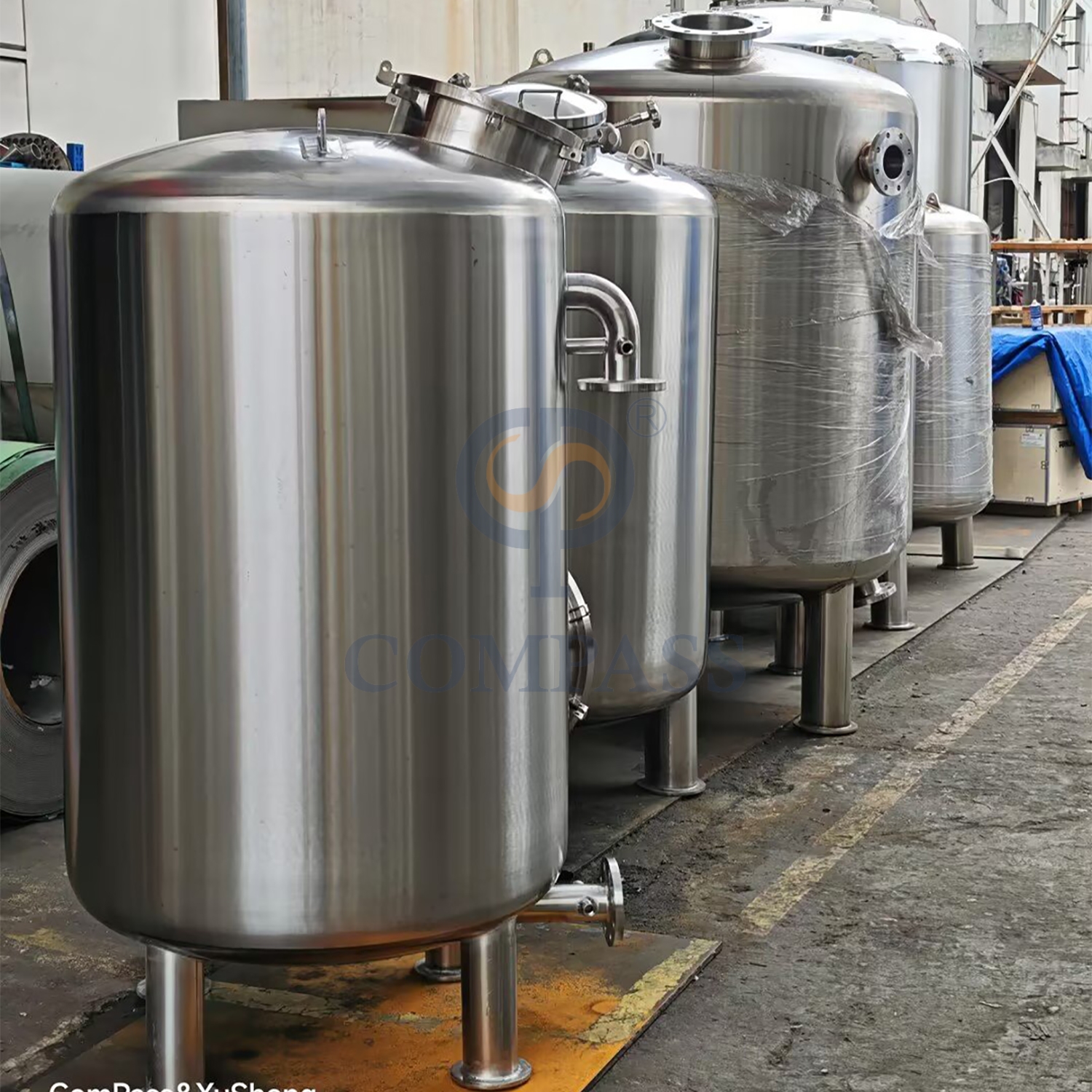 Nueva llegada tanque vertical de acero inoxidable de 1000 mm SS316L OEM tanques de filtro multimedia sanitarios de grado alimenticio con boca de presión